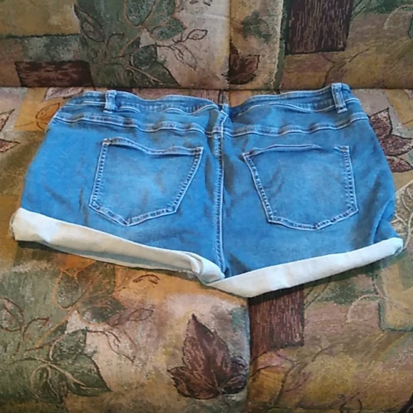 🆕 Zippered Jean Shorts 🆕 - Picture 4 of 5
